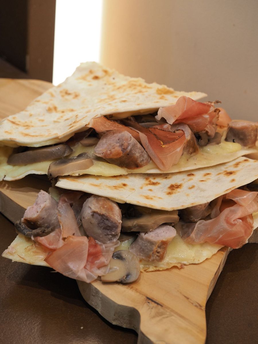 Piadina M'Arricrio farcita a mano, pronta da servire