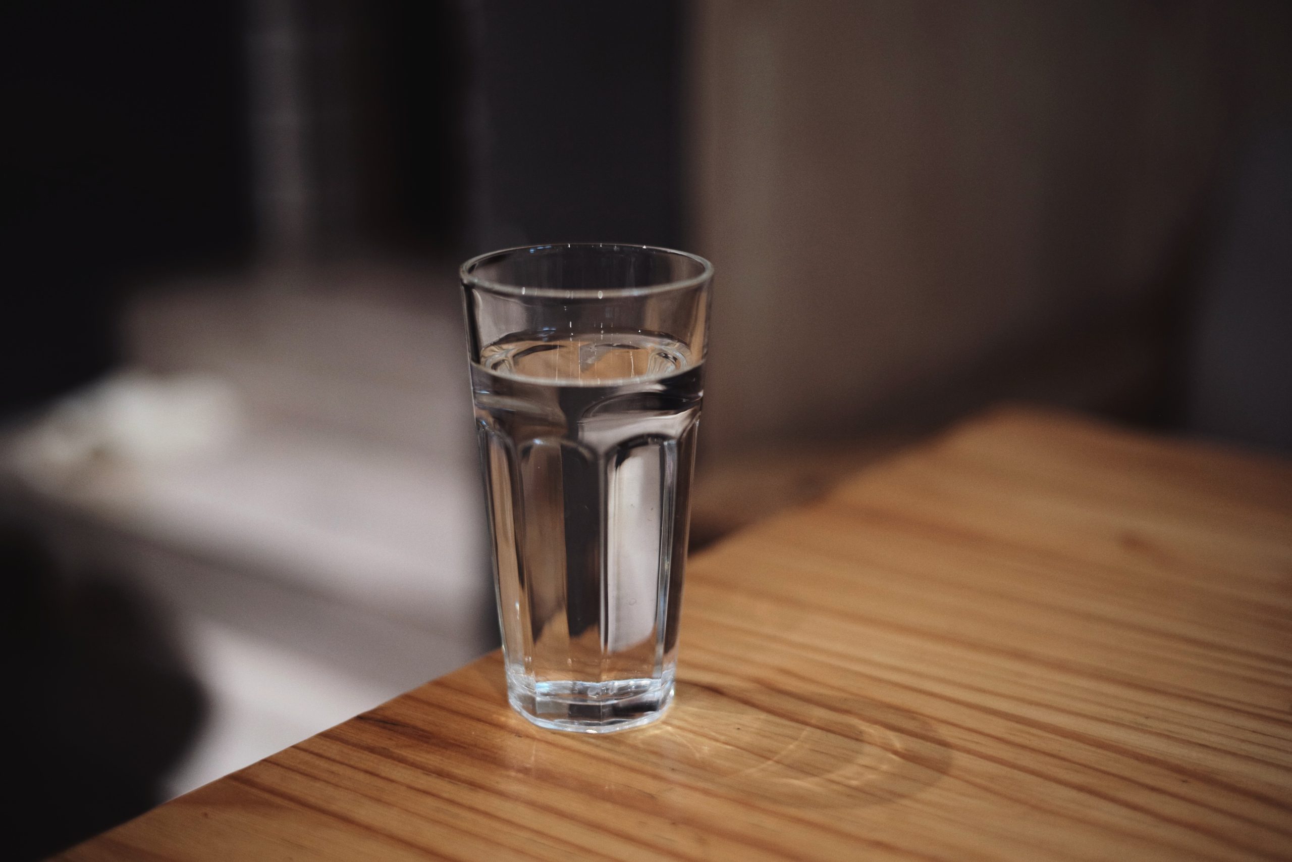  Drømmer om et glass vann under sengen: IKKE ignorer denne drømmen