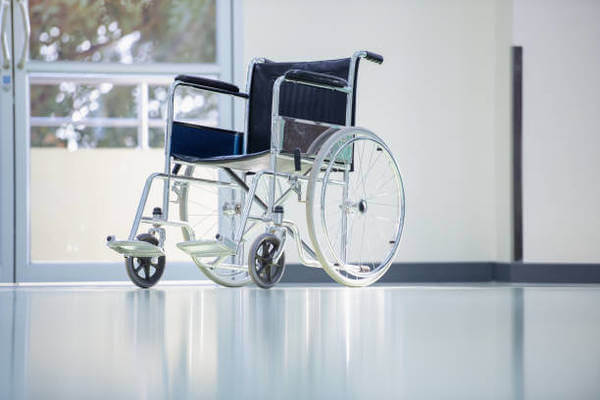  Memimpikan kursi roda: apakah itu baik atau buruk, apa artinya?