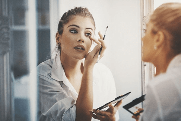  Snívať o make-upe: čo znamenajú?