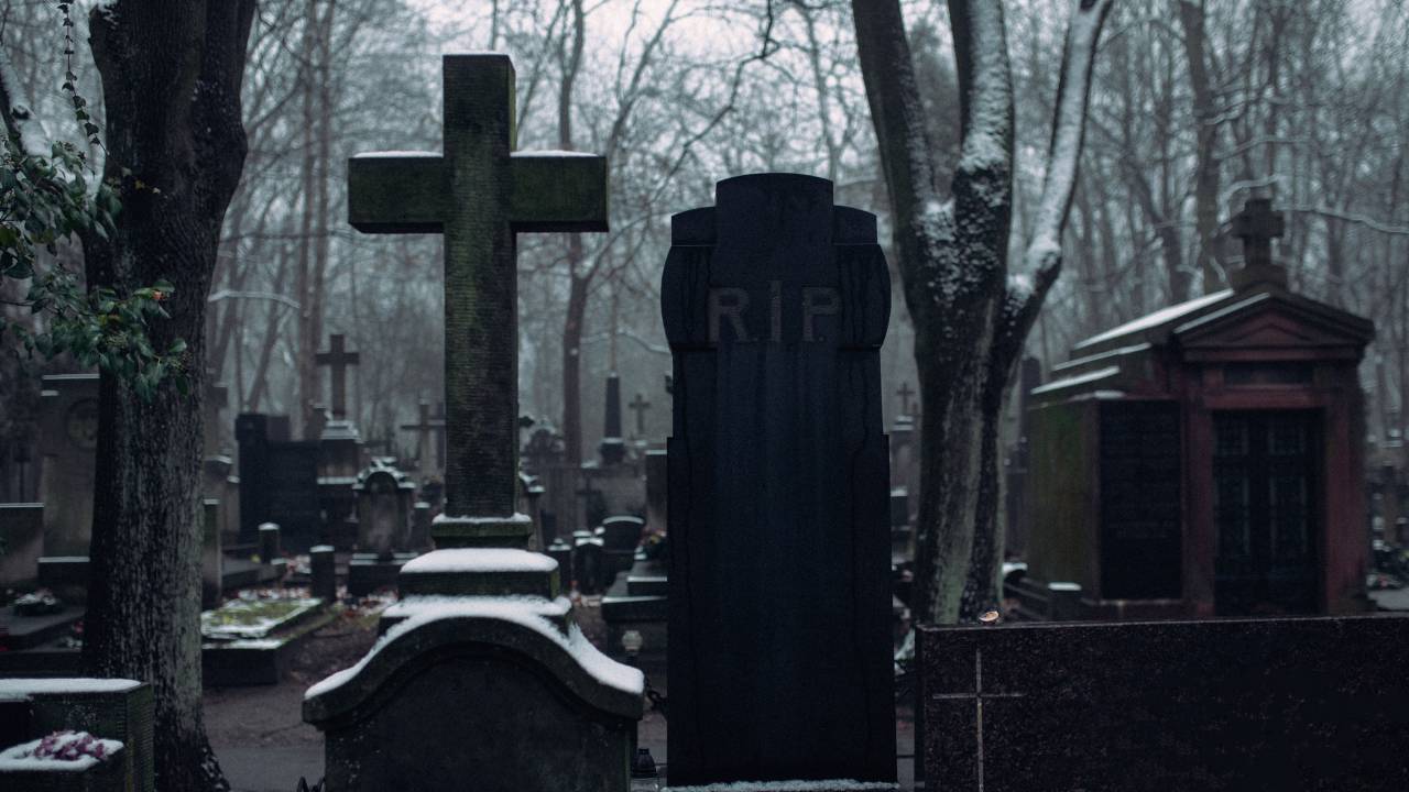  कब्रिस्तानको सपना देख्दै: व्याख्या र लुकेका अर्थहरूको साथ निश्चित गाइड