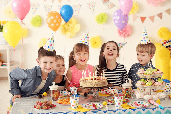  Să visezi la o petrecere de ziua de naștere: ce înseamnă asta?