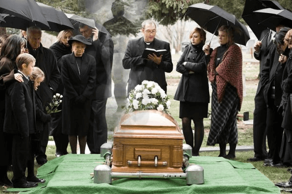  Snívať o pohrebe: čo to znamená?