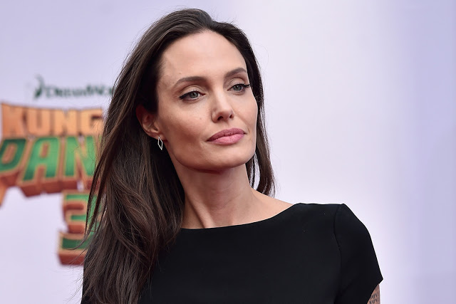  Angelina - betsjutting, skiednis en oarsprong fan de namme fan dit famke