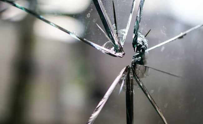  Soñar con vidros rotos: que significa?